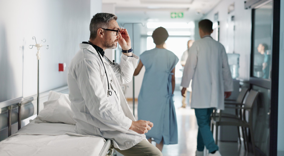 Regulacje kontra praktyka. Kiedy normy zatrudnienia rozmijają się z realiami szpitali