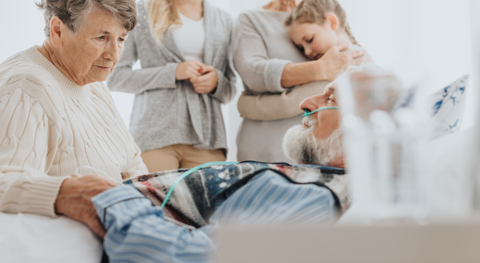 Żałoba - nikt nie powinien jej przeżywać w samotności. "Temu służą wspólne rytuały, jak święta"