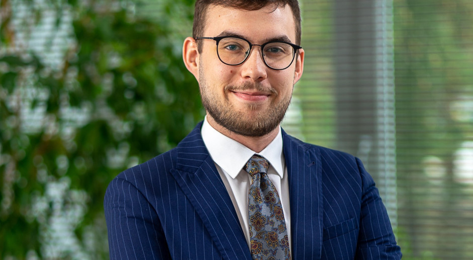 Polowanie na kontraktowców – dlaczego limit wynagrodzeń lekarzy to nie reforma, tylko populizm? [FELIETON]