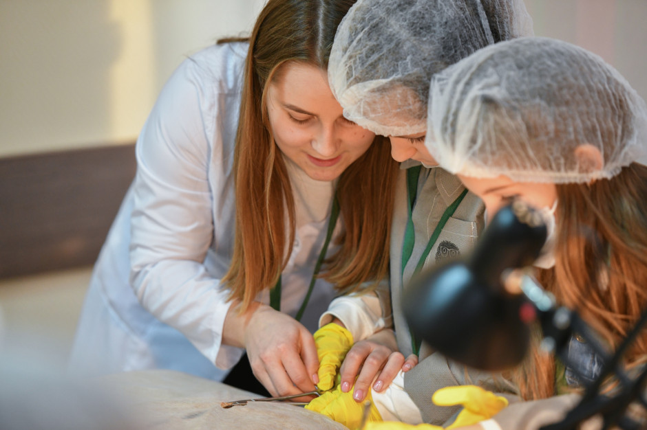 Lekcje na korytarzu, a oceny "z kosmosu". Choć są częścią terapii, nikt ich nie widzi