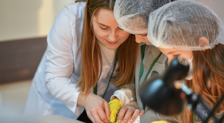 Lekcje na korytarzu, a oceny "z kosmosu". Choć są częścią terapii, nikt ich nie widzi