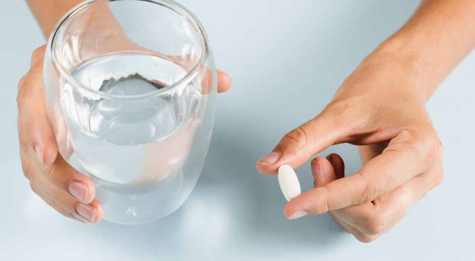 Alarmujące odkrycie: popularny suplement niszczy serce. Polacy masowo go przyjmują