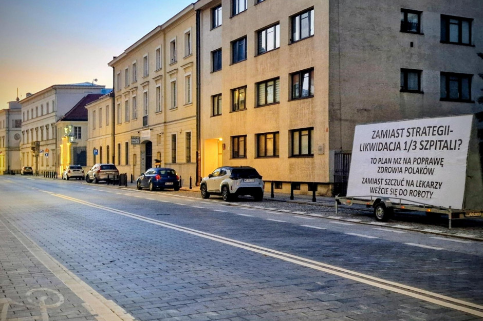 "Zamiast szczuć na lekarzy, weźcie się do roboty". Niespodzianka wyrosła przed ministerstwem