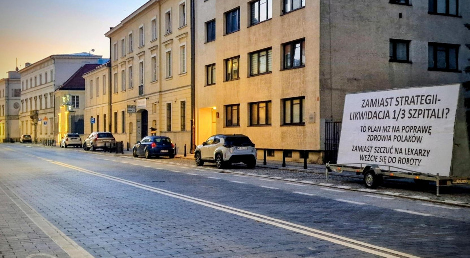 "Zamiast szczuć na lekarzy, weźcie się do roboty". Niespodzianka wyrosła przed ministerstwem