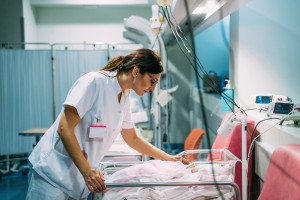 Fu avanzata una proposta: trasformare le ostetriche in assistenti.