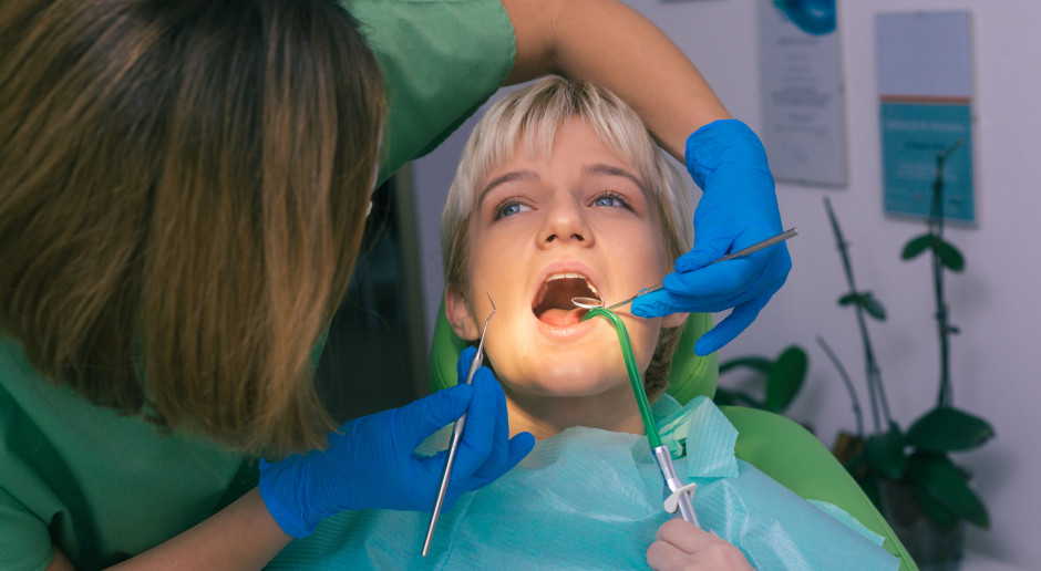 Polacy przestali płacić i oszczędzają tysiące złotych. Znaleźli sposób na dentystów