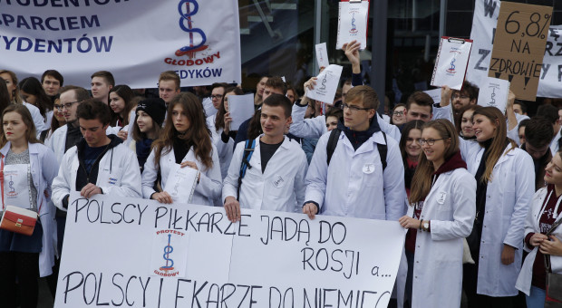 Lekarze protestują, resort odpowiada: zmiany wynikają z postulatów partnerów społecznych