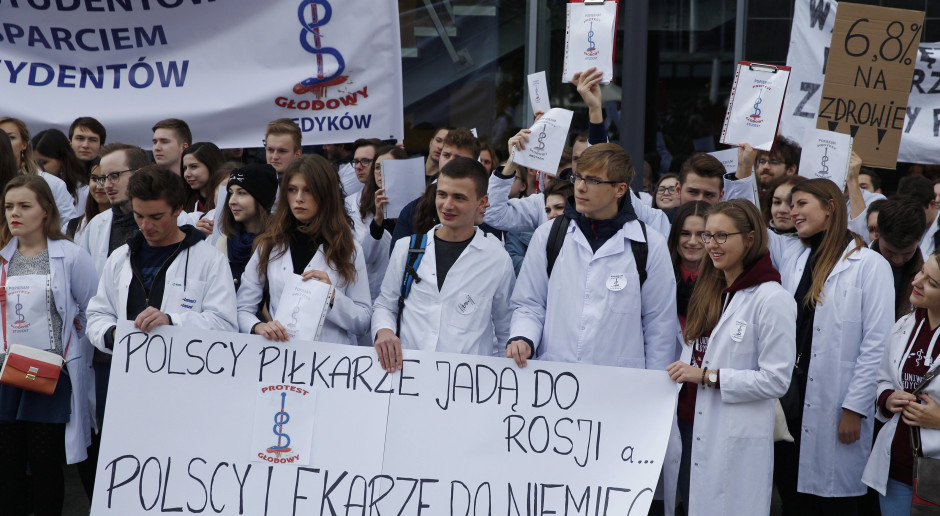 Lekarze protestują, resort odpowiada: zmiany wynikają z postulatów partnerów społecznych