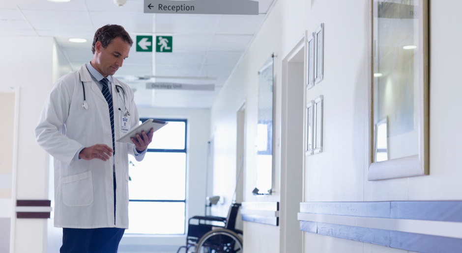 "Niech jadą?" Już 16 tys. polskich lekarzy pracuje za granicą. W OECD brylujemy w "eksporcie"