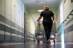 Eén van de grootste ziekenhuizen stelt ziekenhuisopnames uit en beperkt medicijnprogramma's.