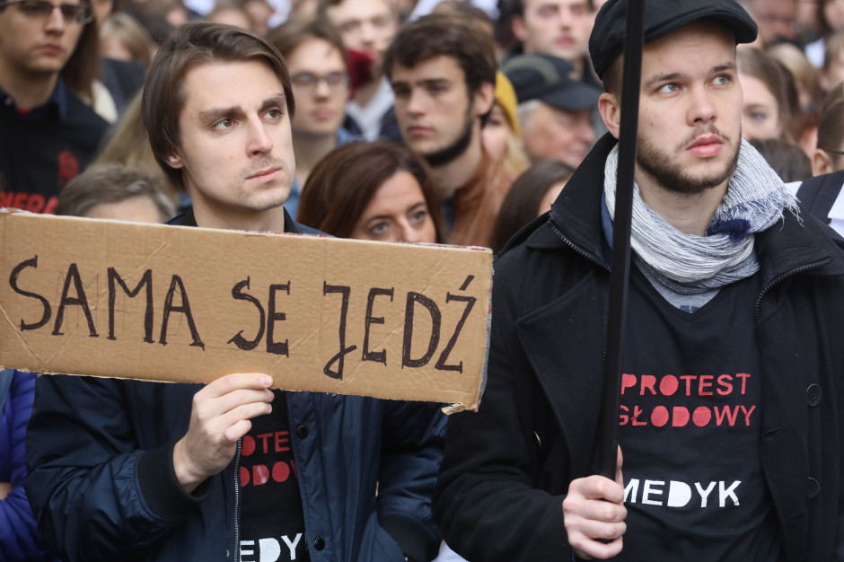 "Niech jadą?" Już 16 tys. polskich lekarzy pracuje za granicą. W OECD brylujemy w "eksporcie"