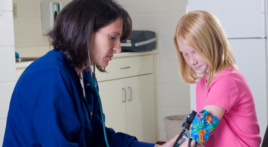 Pielęgniarki przeciwne opiekunom w szkołach. Wnioskują o wykreślenie ich z projektu ustawy