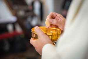 Koniec z piciem wina. Kościół wprowadza nowe zasady komunii