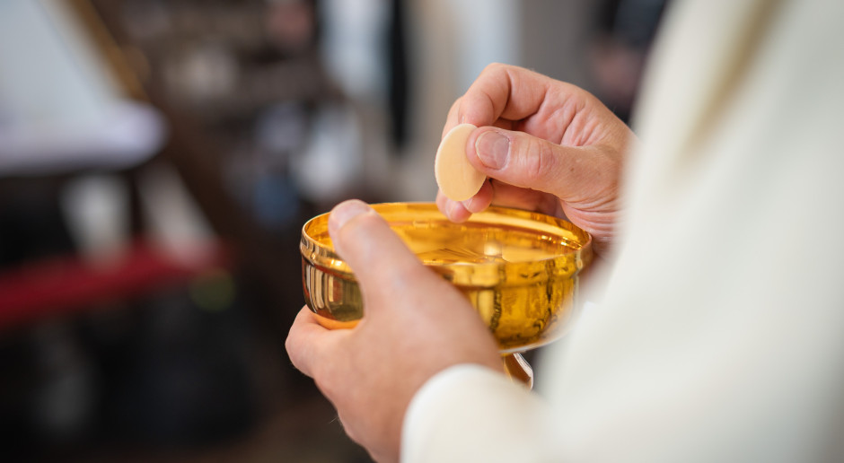 Koniec z piciem wina. Kościół wprowadza nowe zasady komunii