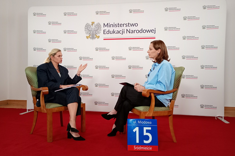 Będzie zmiana zakazu oceniania prac domowych? Trwa rewizja przepisów. Barbara Nowacka w "Miodowa 15"