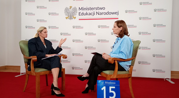 Będzie zmiana zakazu oceniania prac domowych? Trwa rewizja przepisów. Barbara Nowacka w "Miodowej 15"