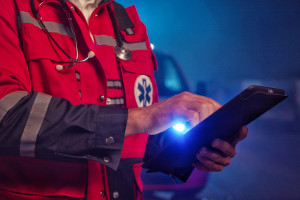 Ratownicy medyczni chcą być koronerami. Celują w stawki jak dla lekarzy