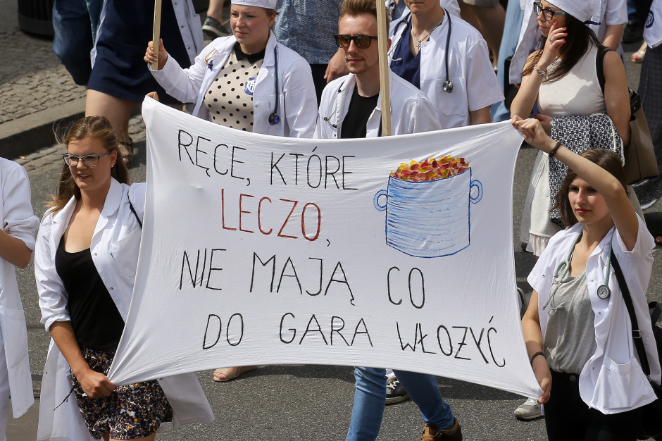 Lekarze na wagę złota: kto zarabia 9 tysięcy, a kto 300 tysięcy miesięcznie?