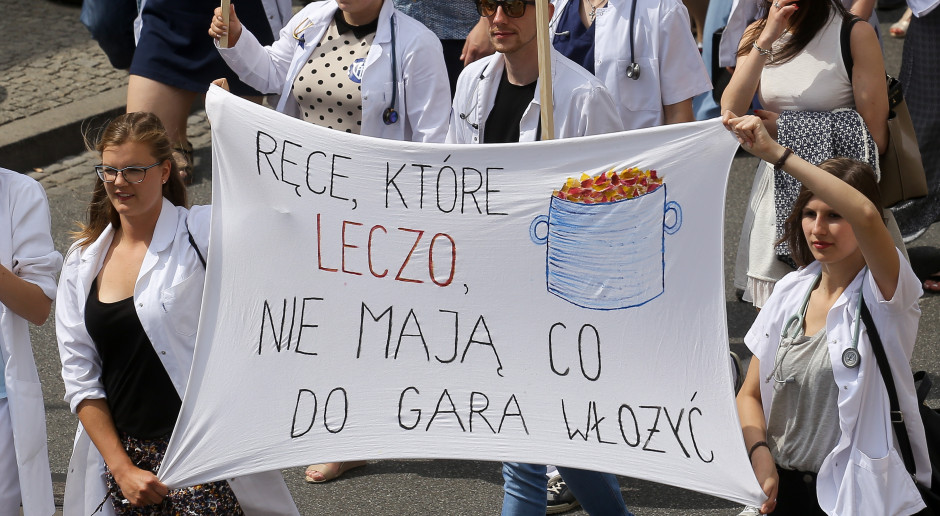 Lekarze na wagę złota: kto zarabia 9 tysięcy, a kto 300 tysięcy miesięcznie?