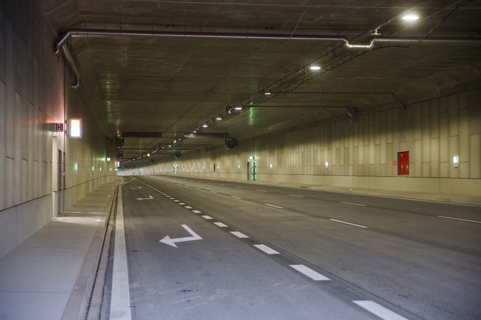 Zrobili to w tunelu na S7, GDDKiA pokazała wideo. "Weź kolegę do specjalisty, a nie pod mur"