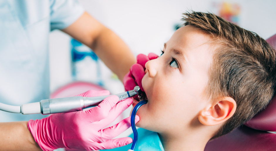 Jest dentysta w szkole, ale dla kogo? Nowe zasady zakwestionowane