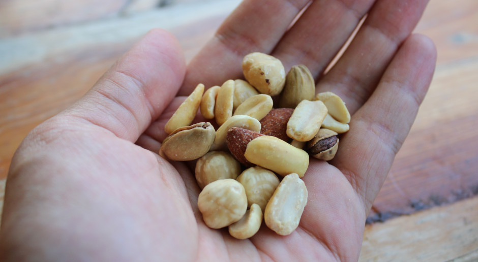 Polacy jedzą garściami. Te orzechy znalazły się na liście najbardziej trujących