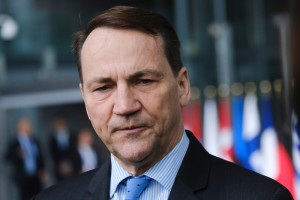 Radosław Sikorski zaszczepił się nie tylko przeciw koronawirusowi