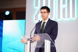 Ponad 100 tys. zł dla lekarza? Prezes NIL wskazuje winnego kominów płacowych