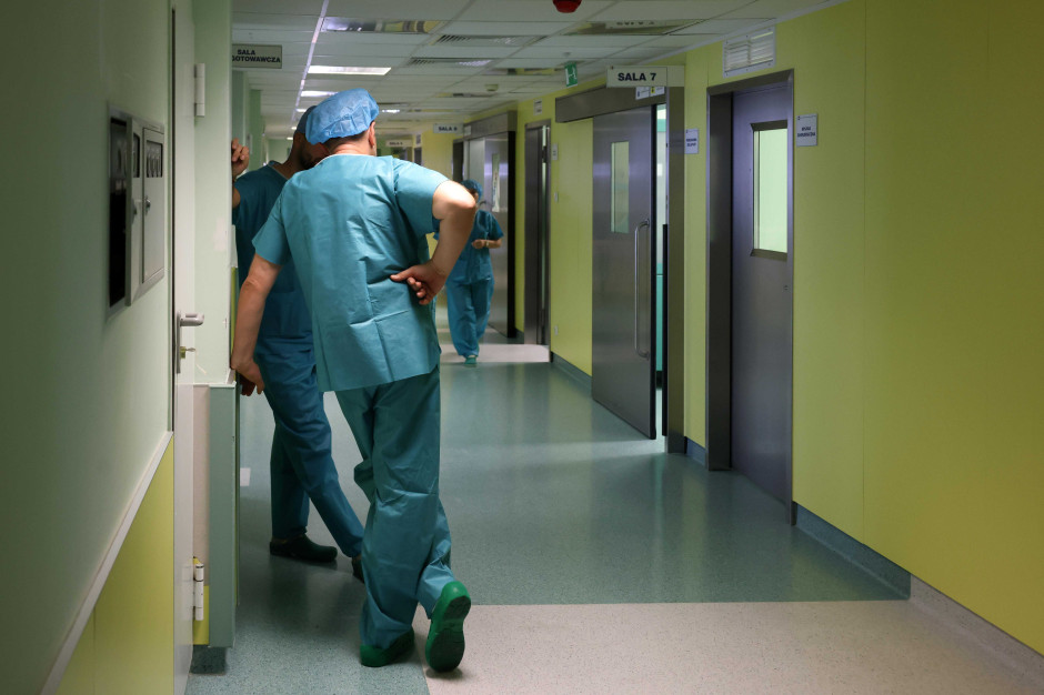 Kominy płacowe u chirurgów. "Resort chce na siłę przesadzić lekarza z mercedesa do trabanta"