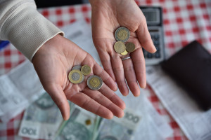 500 zł, 1700 zł, a może 2333 zł? Co miesiąc dla wszystkich dorosłego Polaka