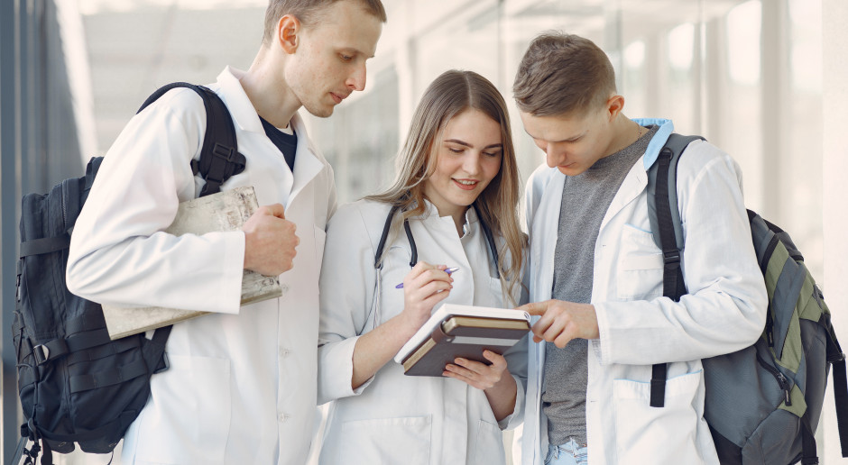 Jak zostać lekarzem w Polsce? Świadectwo chrztu i 21 tys. zł na początek