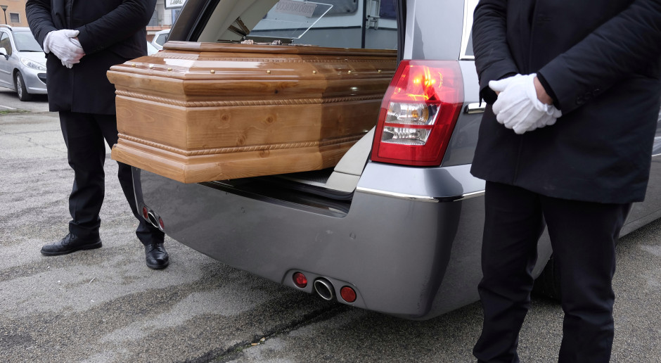 Podwyżka do 7000 zł niczego nie załatwi? Szokujące wzrosty cen pogrzebów