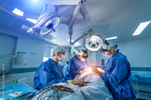 Lekarze z UCK wykonali jednoczesną operację zastawki aortalnej i fragmentu aorty