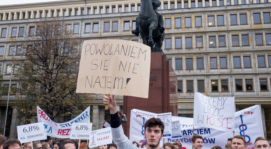 Te błędy wrócą jak bumerang. Dlaczego środowisko lekarskie przegrywa komunikację wokół wynagrodzeń?