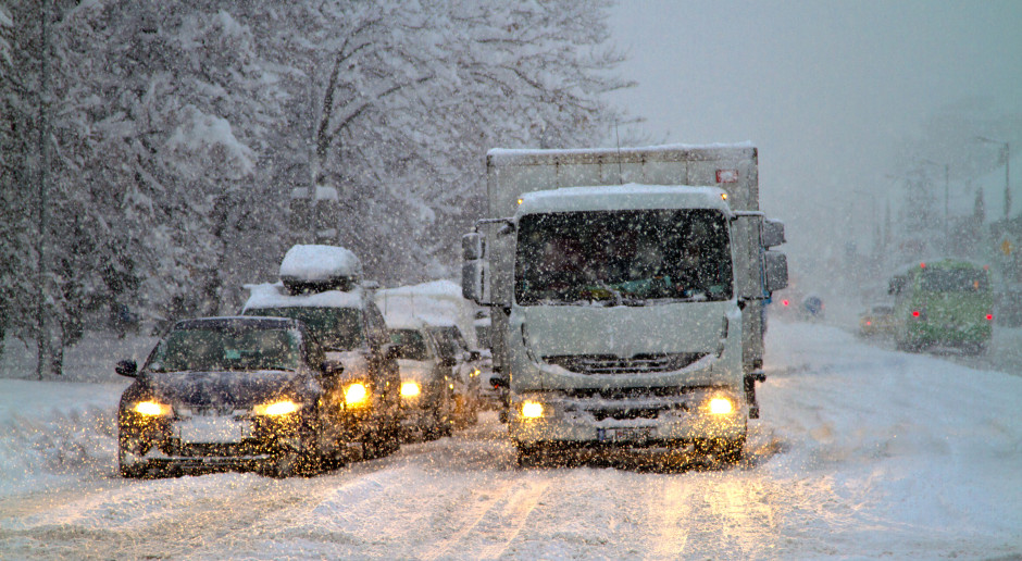 3000 zł mandatu i 15 punktów karnych. Polscy kierowcy tracą tysiące zimą