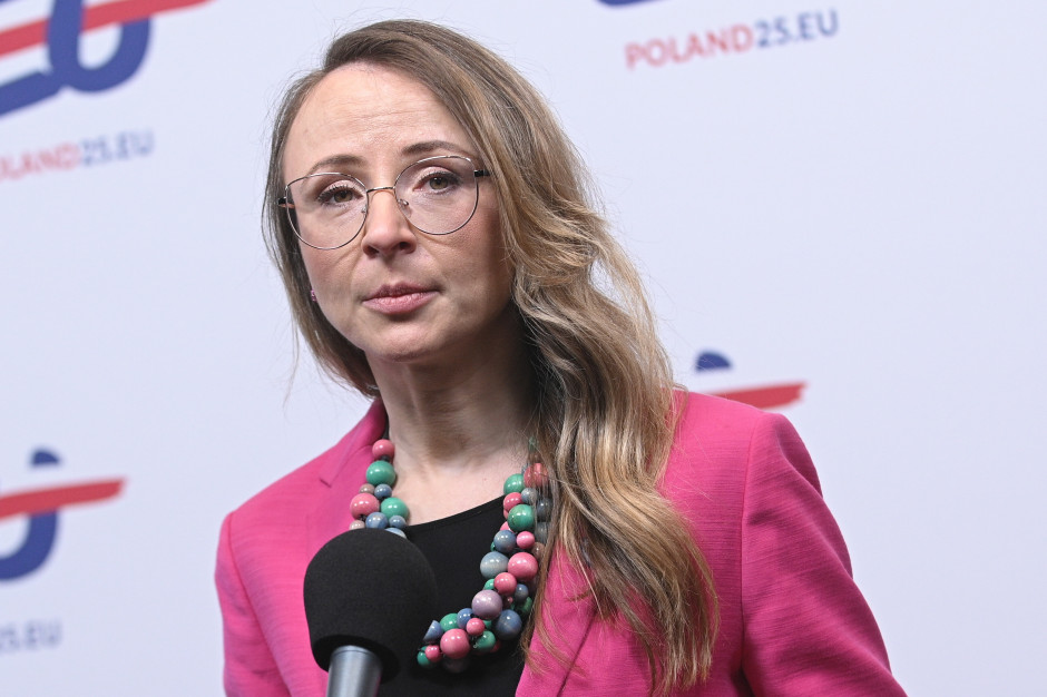 Awantura o A71G coraz większa. Sztandarowy plan ws. umów o pracę do kosza?