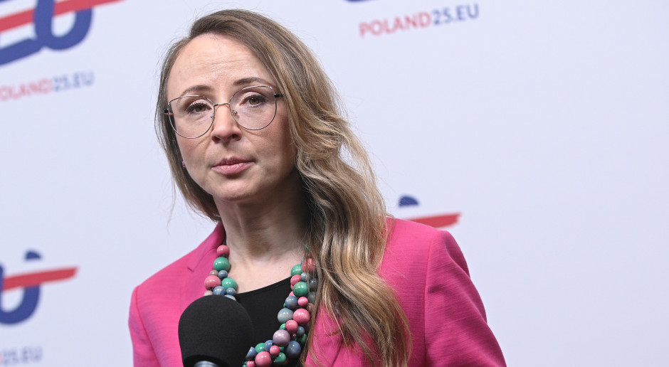 Awantura o A71G coraz większa. Sztandarowy plan ws. umów o pracę do kosza?