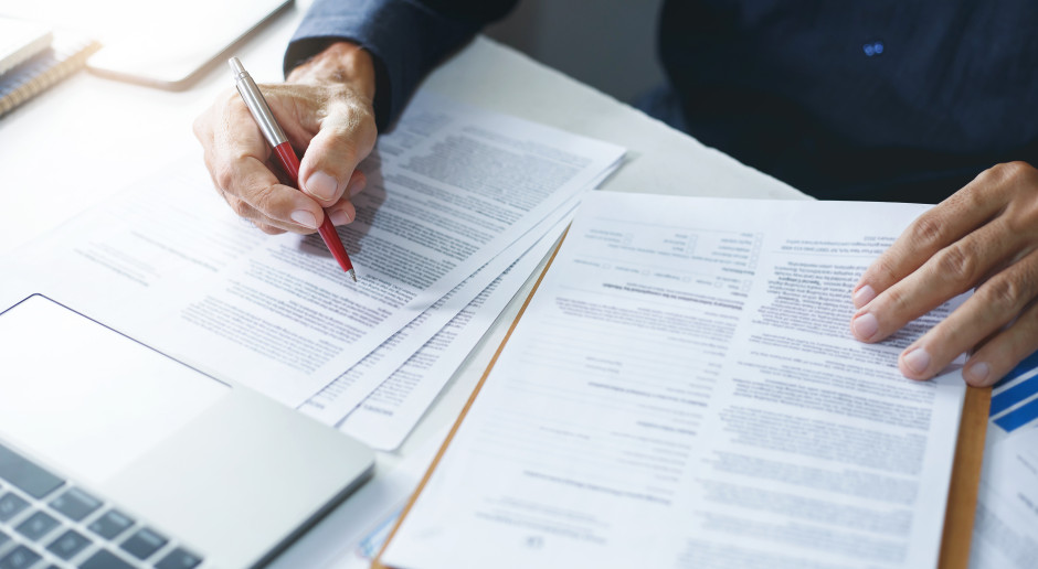 Popłoch w firmach. Masowo sprawdzają umowy zlecenia i umowy B2B