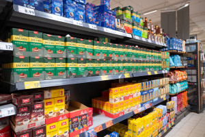 Palą, mielą i sypią do kawy. Tak oszuści podrabiają artykuły znanych marek