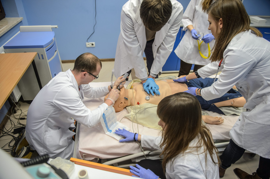 Nie umieją pobrać krwi ani założyć cewnika. Likwidacja stażu jeszcze pogorszy jakość kształcenia medyków