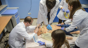 Nie umieją pobrać krwi ani założyć cewnika. Lekarze pokazują wyniki badań na dowód, że likwidacja staży zaszkodzi pacjentom