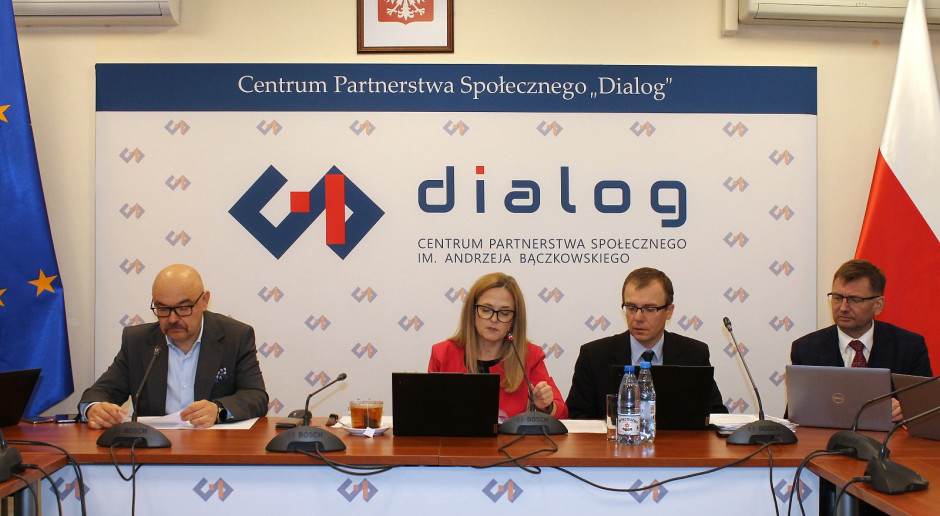 Kolejne podejście do negocjacji ws. wynagrodzeń. "Nie zgadzamy się na oszczędności kosztem pracowników na etatach"