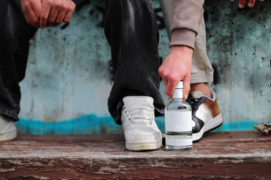 Tak piją dzieci w Polsce. Inicjacja alkoholowa ma miejsce bardzo szybko