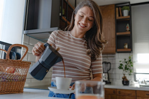 Polacy dodają do kawy bez opamiętania. Rujnuje zdrowie bardziej niż cukier