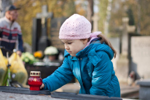 Co 26 minut jedno dziecko traci rodzica. Powstał poradnik dotyczący żałoby