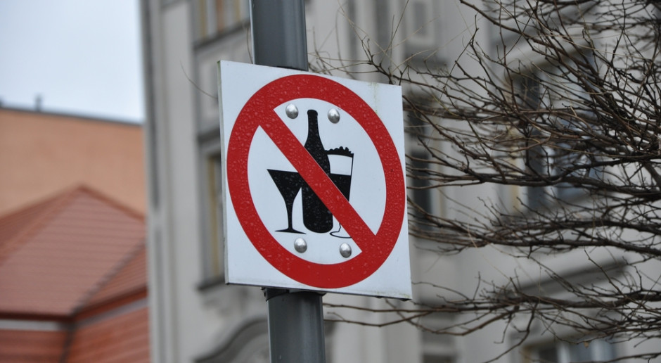 "Miodowa 15". Wiceministra zdrowia Katarzyna Kęcka o reklamach piwa 0 proc. i zakazie alkoholu na stacjach