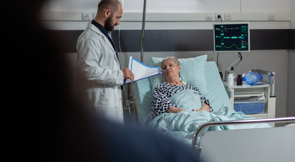 Nowy egzamin i druga rezydentura. MZ szuka sposobu, jak poprawić kryzys w internie