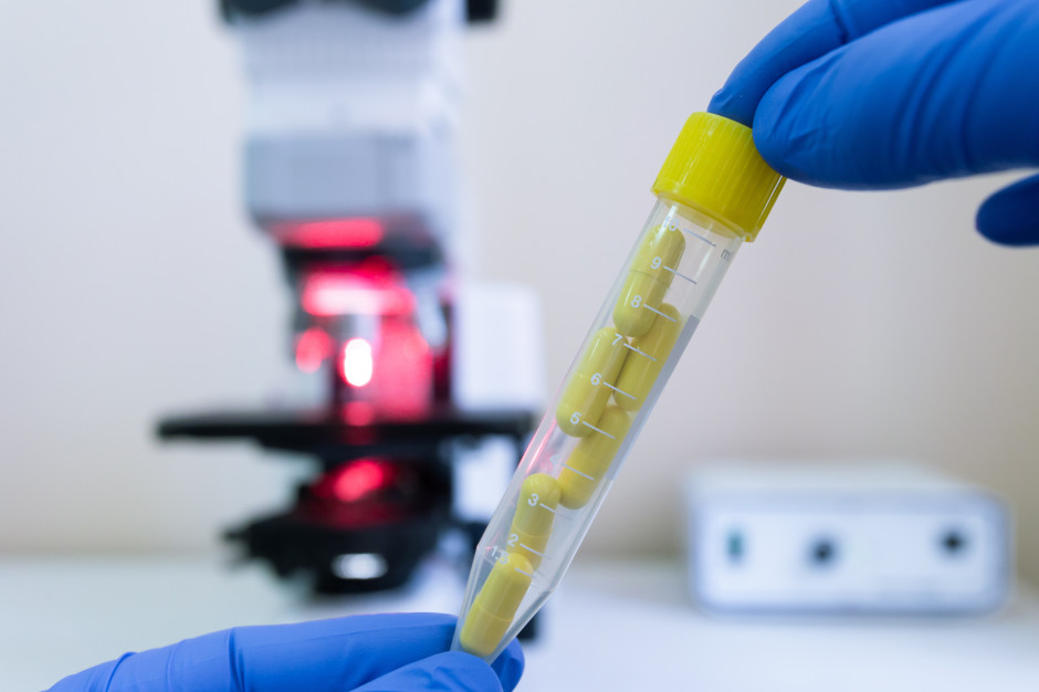 Polacy łykają garściami, stwierdzono brunatne plamki. Popularna witamina wycofana przez GIF