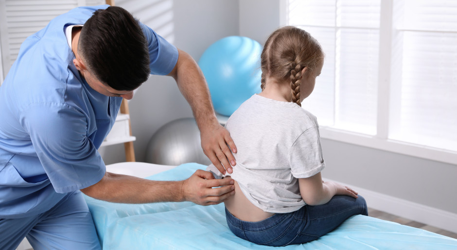 Alarmujące wyniki nowych badań u dzieci. "Ponad 60 proc. ma wady kręgosłupa"