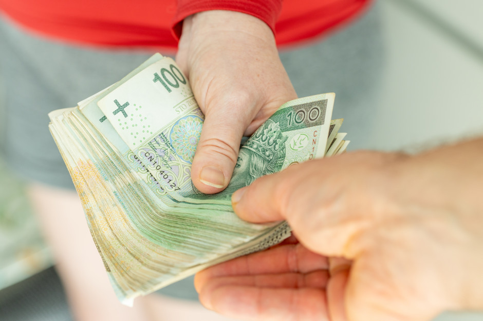 PIP przekształci zlecenia w umowy o pracę już od 2026 r. Pracownicy stracą choćby 2147 zł na rękę